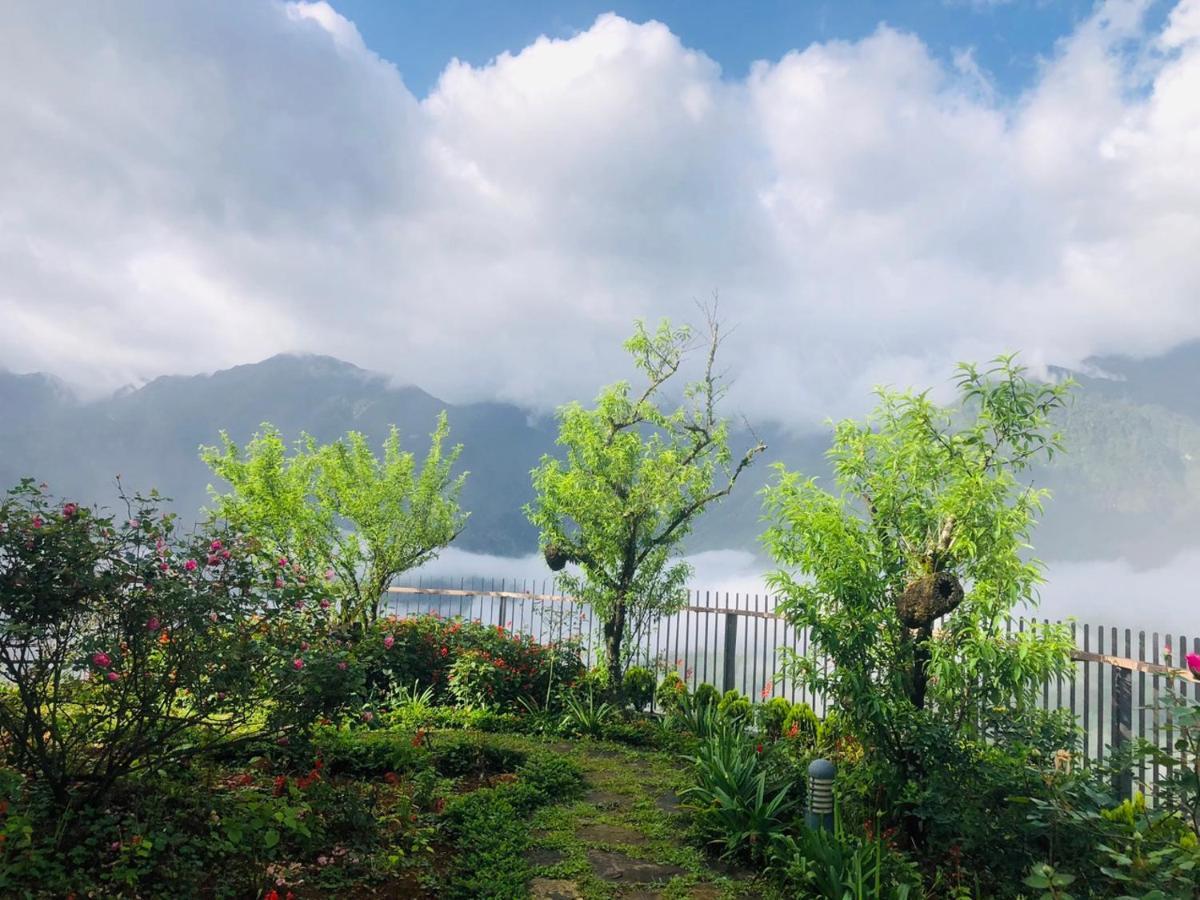 เปาส์ ซาปา เลเชเชอร์ โฮเต็ล Hotel ภายนอก รูปภาพ View of the mountains from the village
