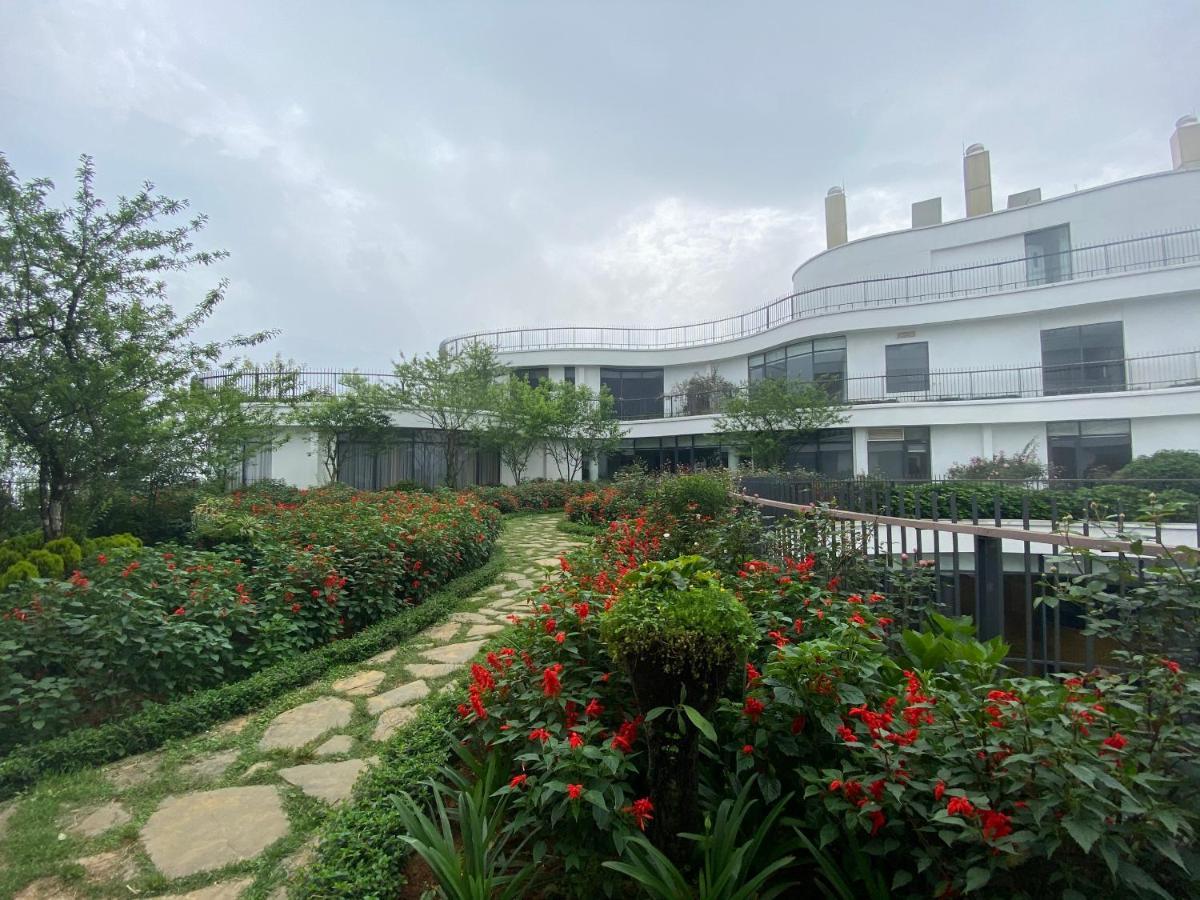 เปาส์ ซาปา เลเชเชอร์ โฮเต็ล Hotel ภายนอก รูปภาพ The rooftop garden of the museum