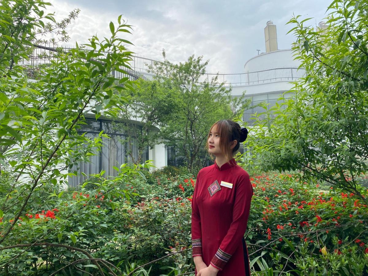 เปาส์ ซาปา เลเชเชอร์ โฮเต็ล Hotel ภายนอก รูปภาพ A woman wearing a qipao