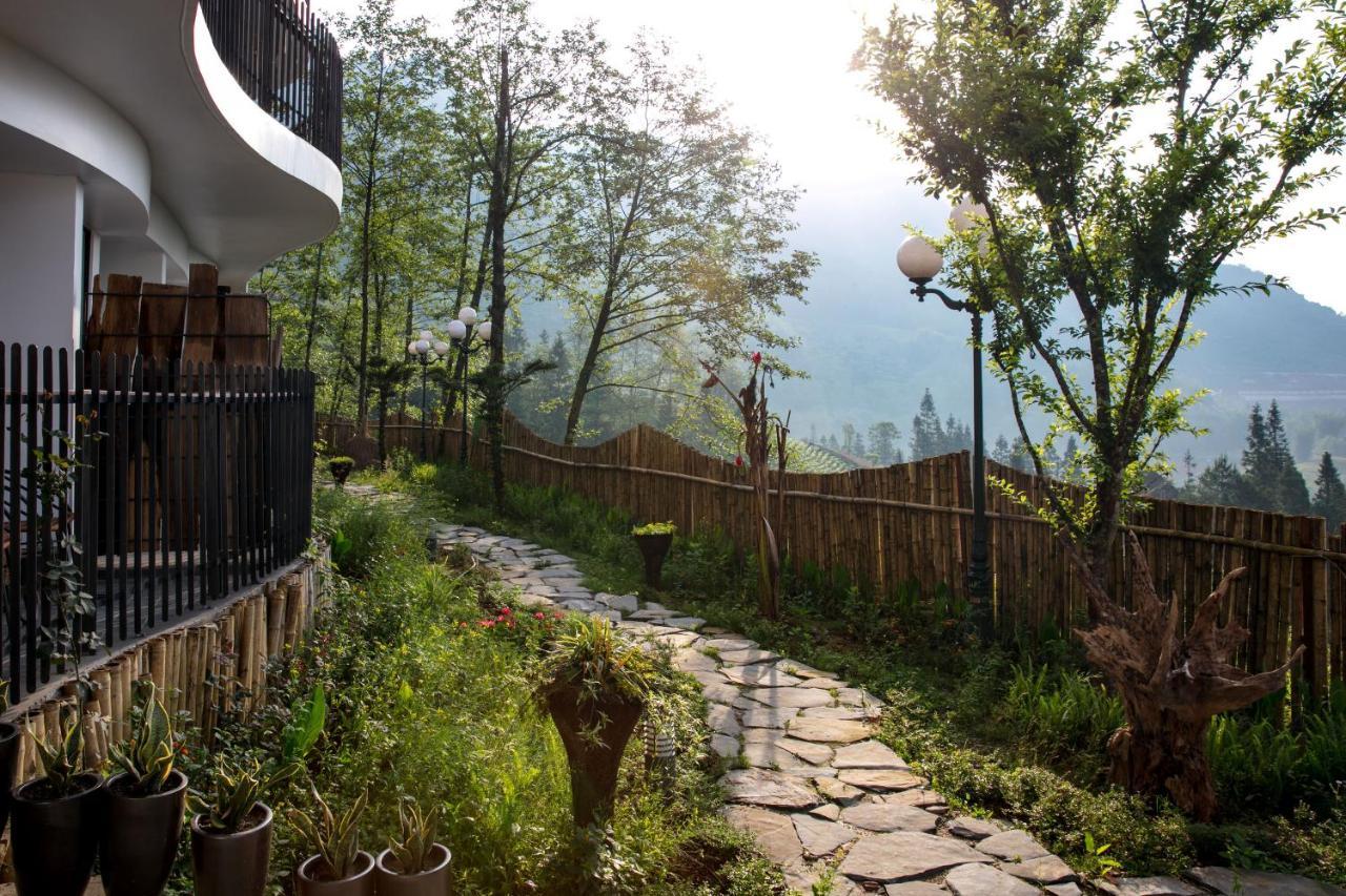 เปาส์ ซาปา เลเชเชอร์ โฮเต็ล Hotel ภายนอก รูปภาพ A path in the resort