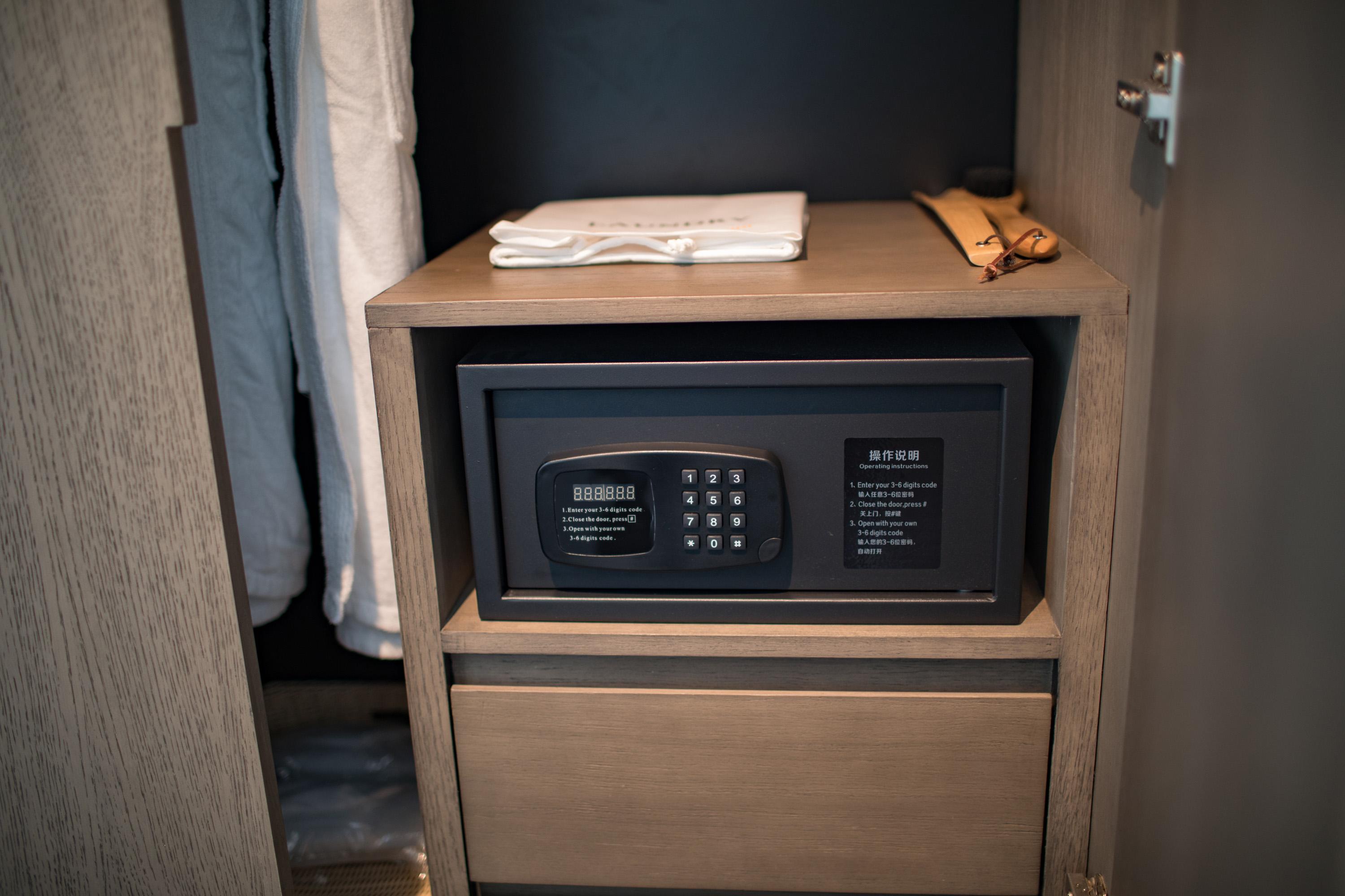 เปาส์ ซาปา เลเชเชอร์ โฮเต็ล Hotel ภายนอก รูปภาพ A safe in a hotel room