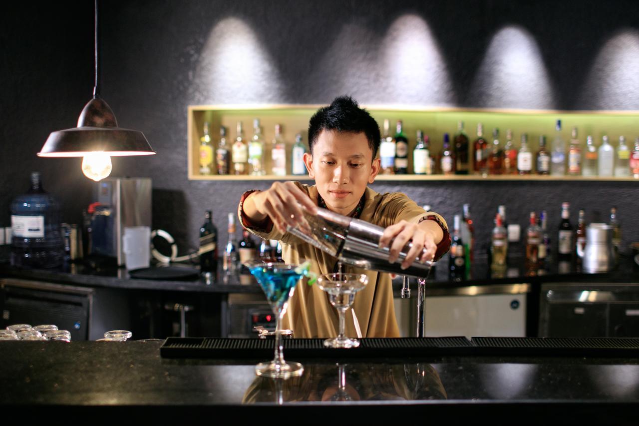 เปาส์ ซาปา เลเชเชอร์ โฮเต็ล Hotel ภายนอก รูปภาพ A bartender at work